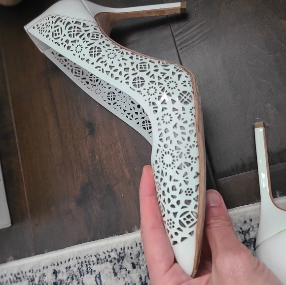 Manolo Blahnik size 39.5 laser cut white pumps - Picture 8 of 11